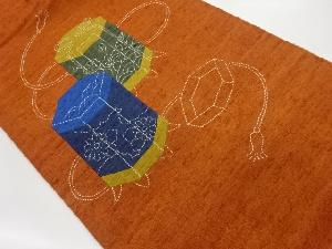 手織り紬切り嵌め刺し子貝桶に花々・雲・波模様名古屋帯